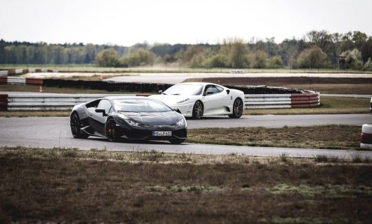 Lamborghini und Ferrari fahren auf der Rennstrecke
