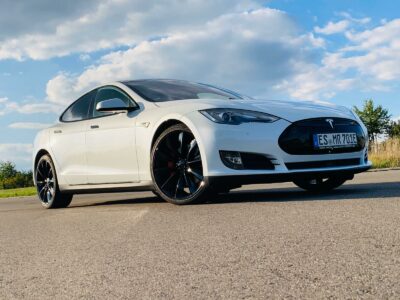 Rent a Tesla Model S P85D in Stuttgart