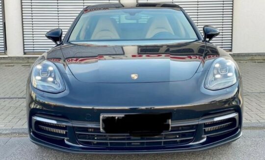 Rent a Porsche Panamera 4S in Düsseldorf