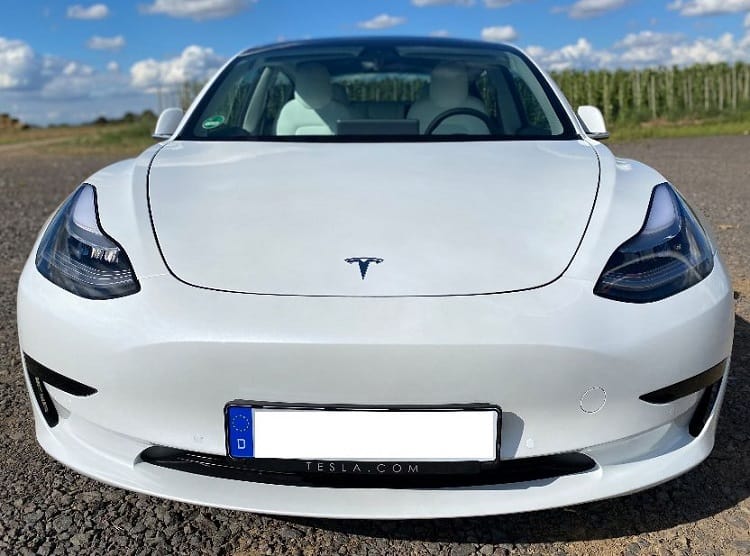 Rent a Tesla Model 3 in Cologne