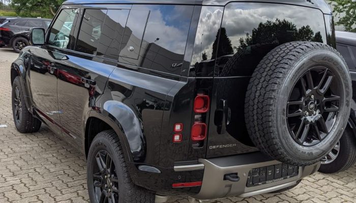 Rent a Land Rover Defender in Hamburg