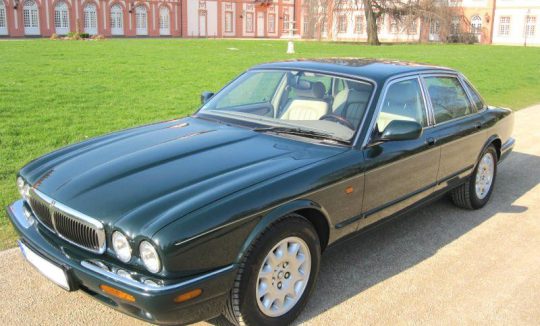 RENT A JAGUAR XJ8 OLDTIMER (1998) IN FRANKFURT