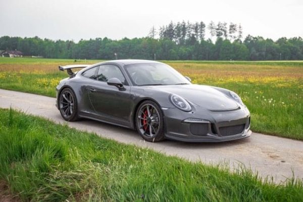 Rent a Porsche 911 GT3 in Stuttgard