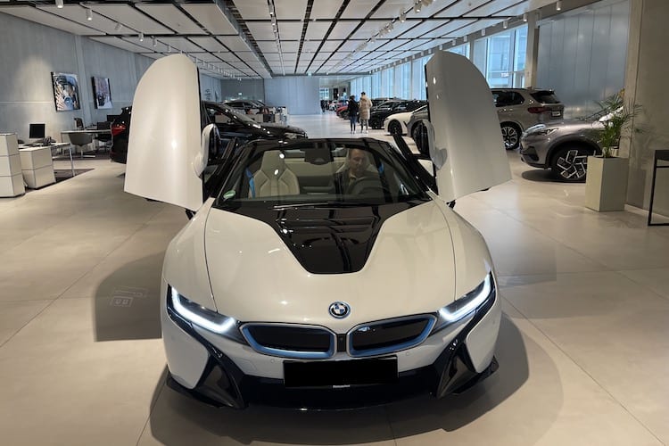 Rent a BMW i8 Roadster in Ravensburg