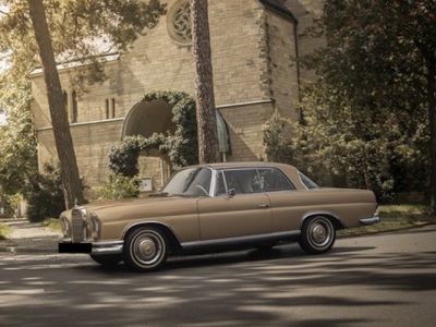 Rent a Mercedes-Benz 250 SE Oldtimer in Berlin