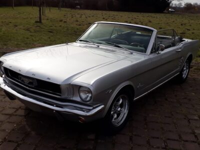 Rent a Ford Mustang Oldtimer Convertible in Hannover