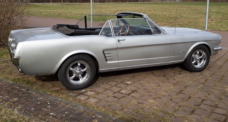 Site from Ford Mustang Oldtimer Convertible in Hannover