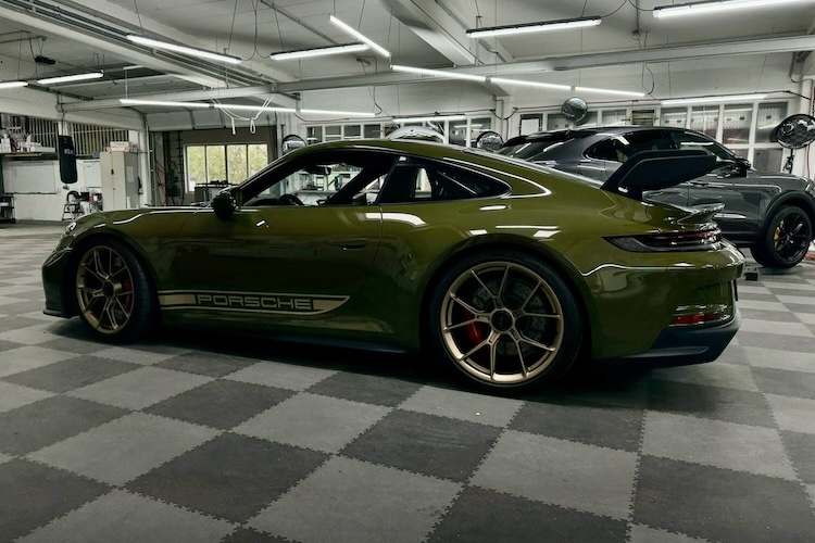 Side if Rent a Porsche 911 GT3 in Hamburg
