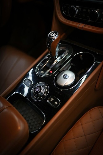 Gear stick of Rent a Bentley Bentayga in Berlin