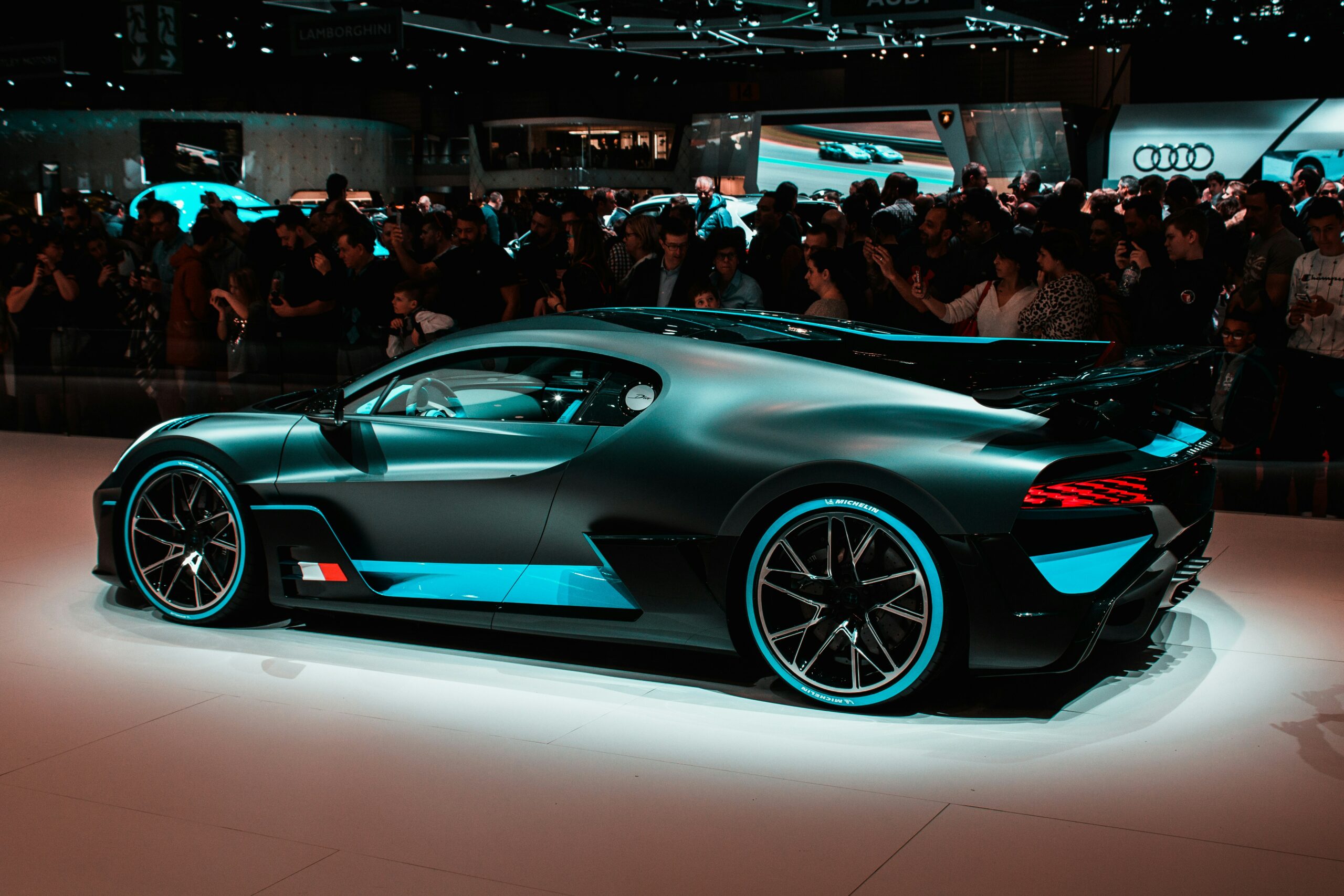 Ansicht von oben des BMW M8 Competition in Blau