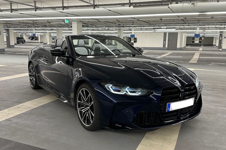 Front View of a BMW M4 Competition Cabrio in Munich