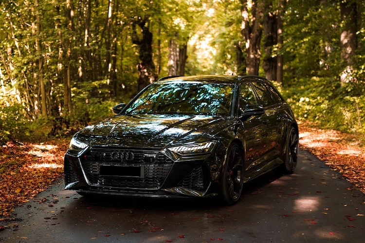 Front View of an Audi RS6 in Einbeck