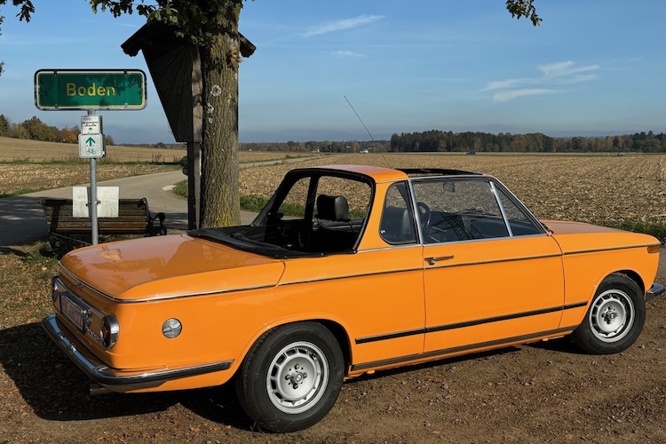 Side View of BMW 2002 Baur Cabrio classic car rental in Munich