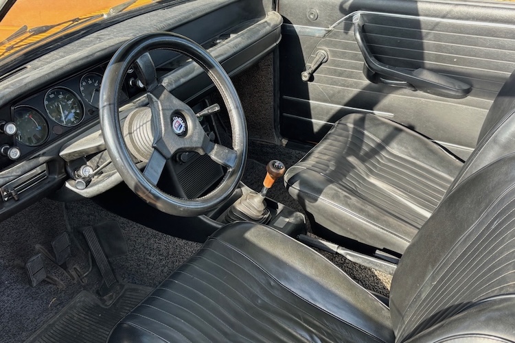 Interior View of BMW 2002 Baur Cabrio classic car rental in Munich