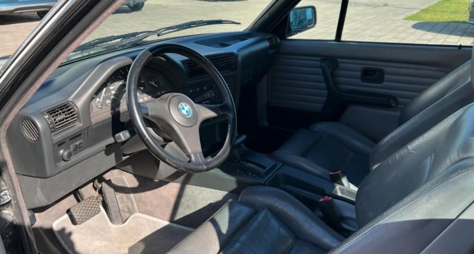 Interior View of a BMW 320i Cabrio classic car rental in Munich