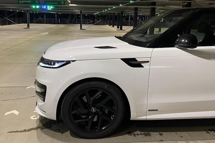 Side view front Range Rover Sport in Frankfurt
