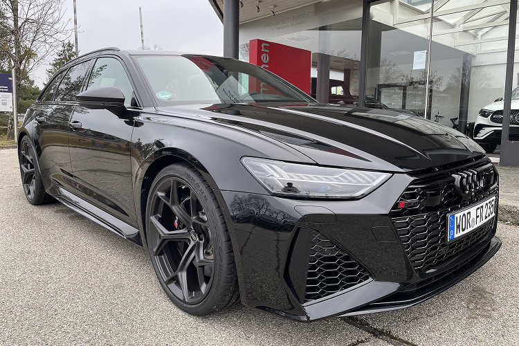 Rent an Audi RS6 Performance Avant in Munich