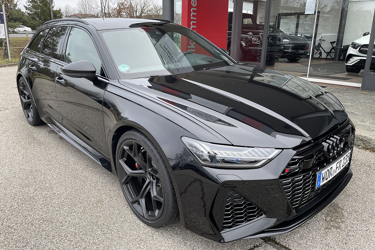 Front view Audi RS6 Performance Avant in Munich