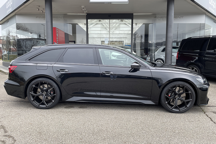 Side view Audi RS6 Performance Avant in Munich