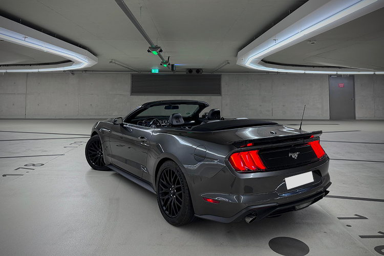 Back view Ford Mustang Convertible in Düsseldorf