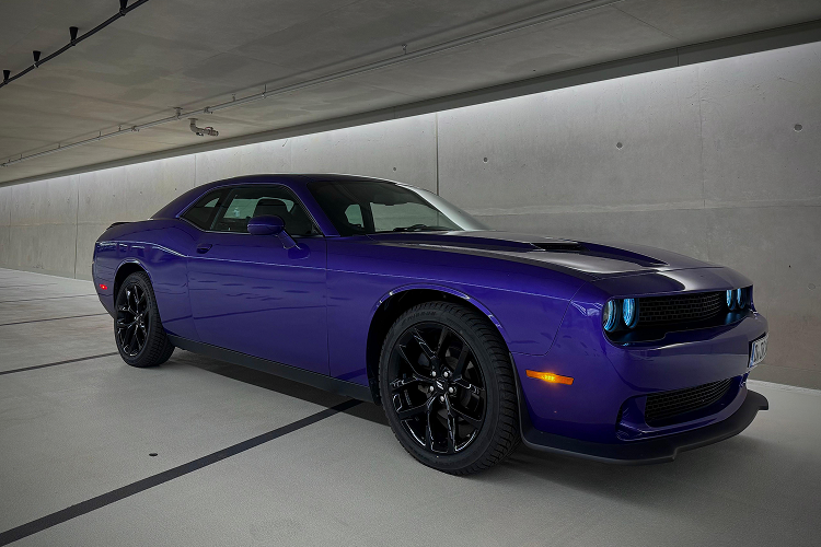 Side view Dodge Challenger in Düsseldorf
