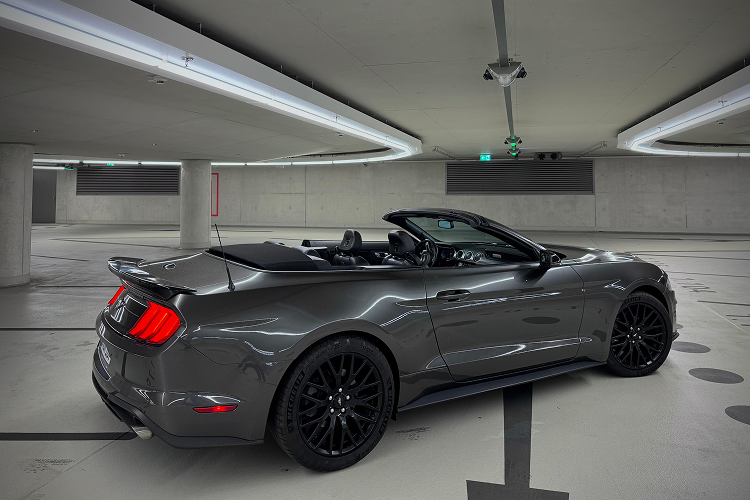 Side Ford Mustang Convertible in Düsseldorf