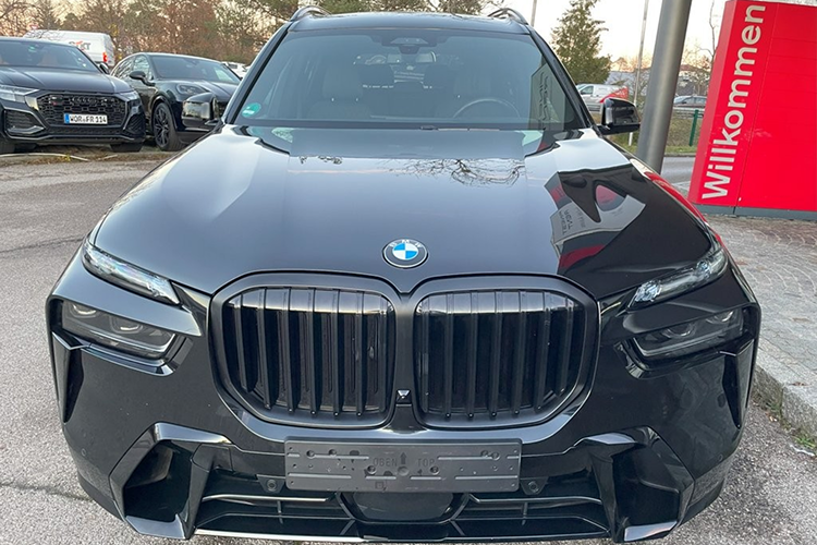 Front view BMW X7 xDrive 40d at Munich