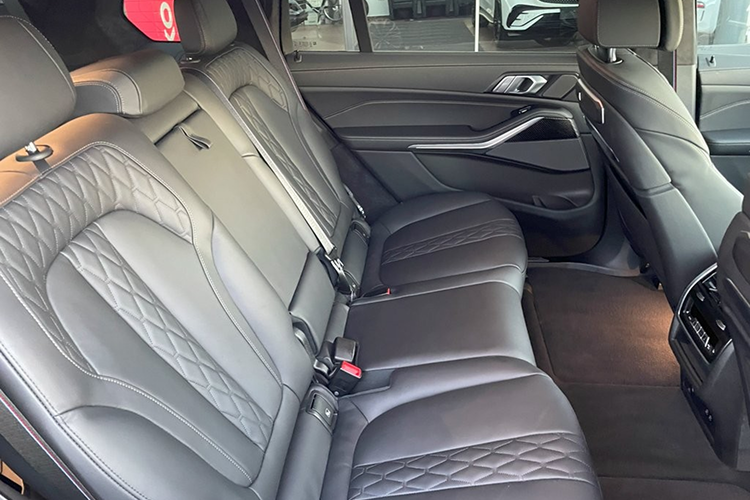 Backseats BMW X7 xDrive 40d at Munich