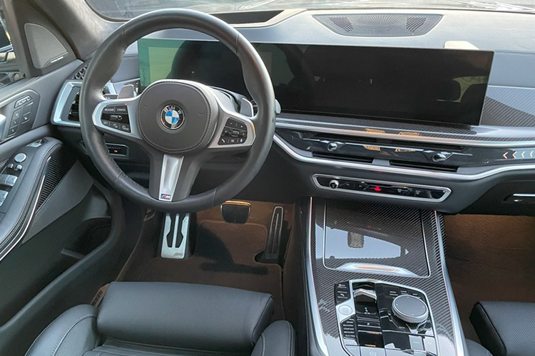 Steering Wheel BMW X7 xDrive 40d at Munich