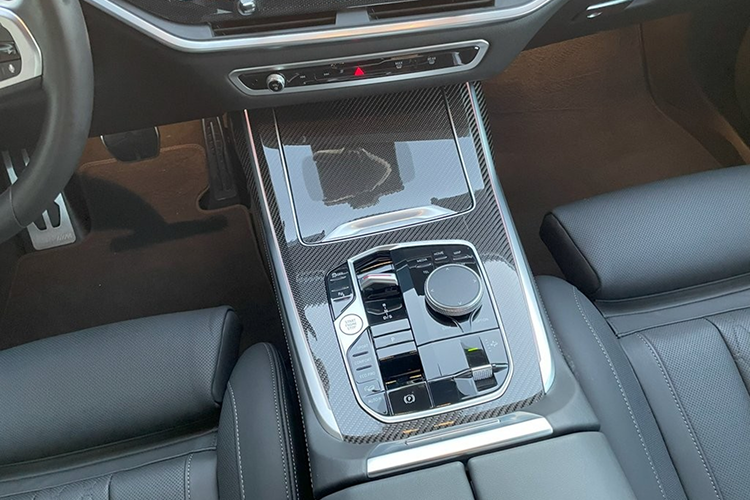 Center console BMW X7 xDrive 40d at Munich