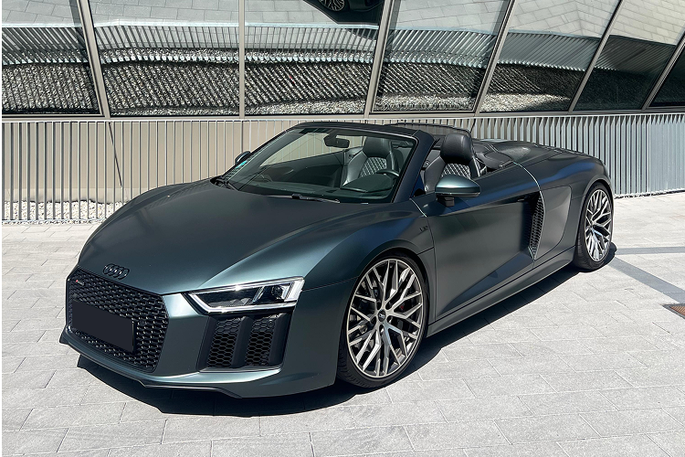 Rent an Audi R8 Quattro Spyder V10 in Munich