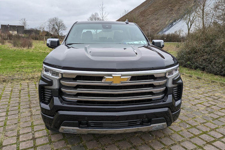 Front view Chevrolet Silverado High Country in Hannover
