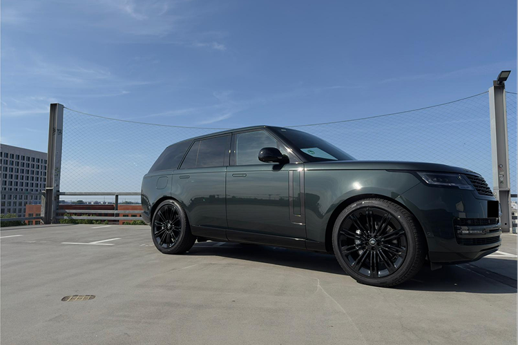 Side view Range Rover D300 in Cologne