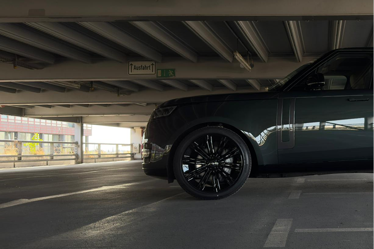Side view front Range Rover D300 in Cologne