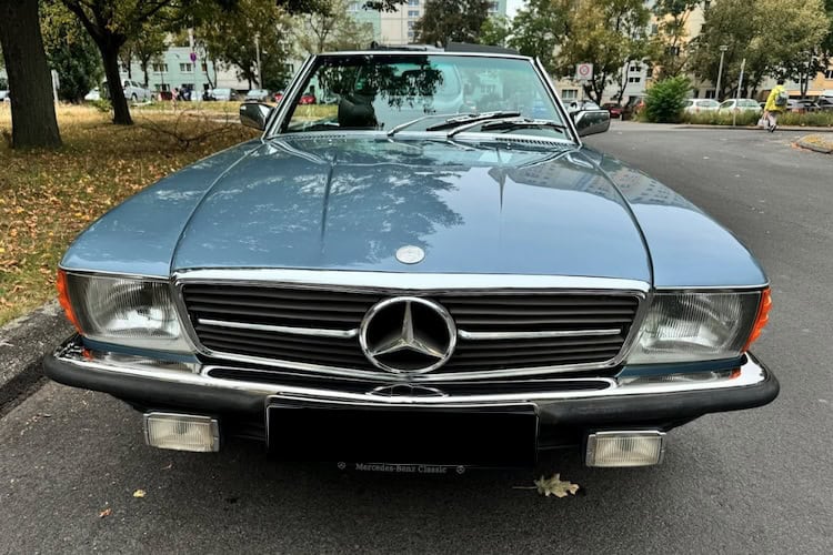Front view Mercedes SL 450 in Berlin
