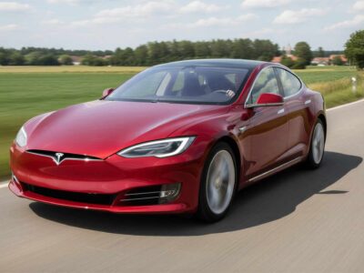 Tesla Model S in Dresden hero