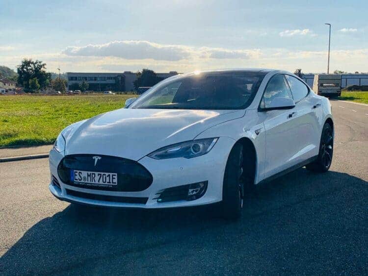 Rent a Tesla Model S P85D in Stuttgart