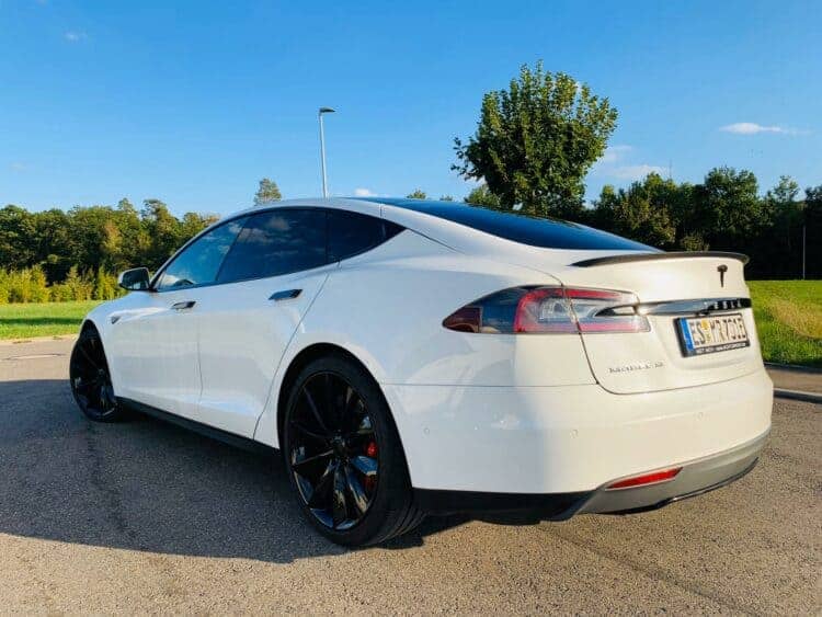 Rent a Tesla Model S P85D in Stuttgart