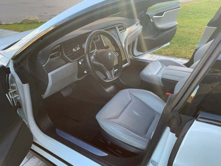Rent a Tesla Model S P85D in Stuttgart