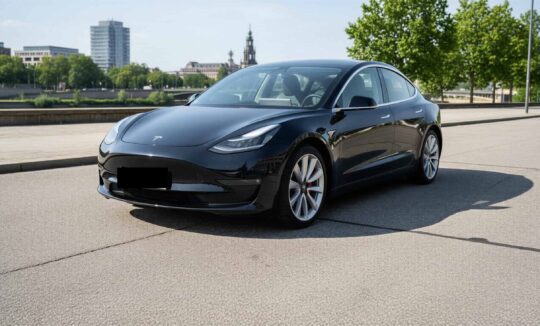 Rent a Tesla Model 3 Long Range in Leipzig hero
