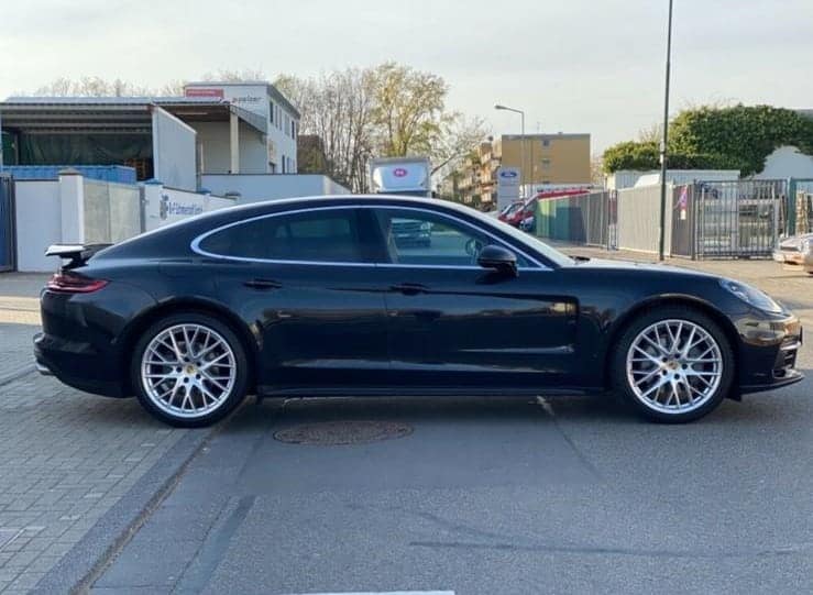 Rent a Porsche Panamera 4S in Düsseldorf