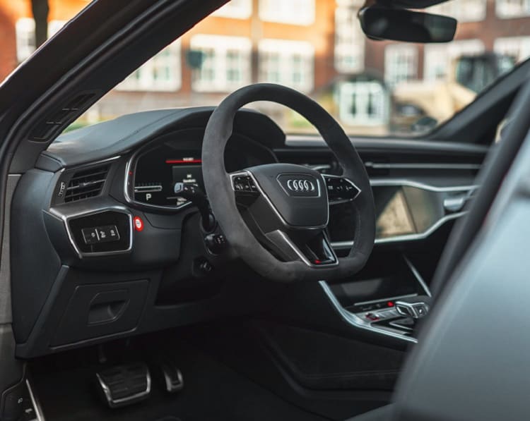 Rent an Audi RS6 C8 Avant in Bielefeld