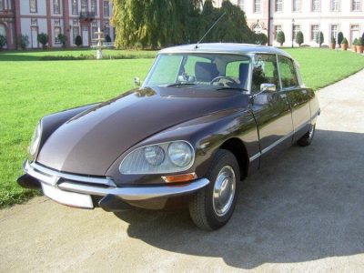 Rent a Citroen DS 21 (1973) in Frankfurt