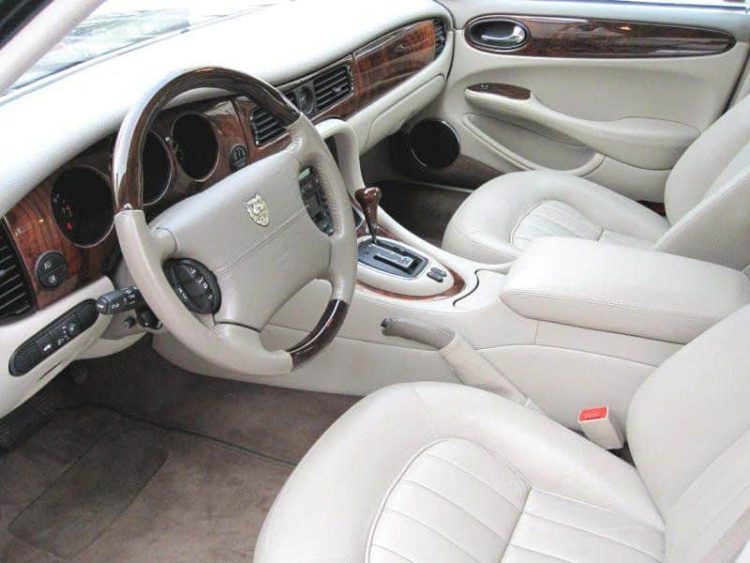 RENT A JAGUAR XJ8 OLDTIMER (1998) IN FRANKFURT
