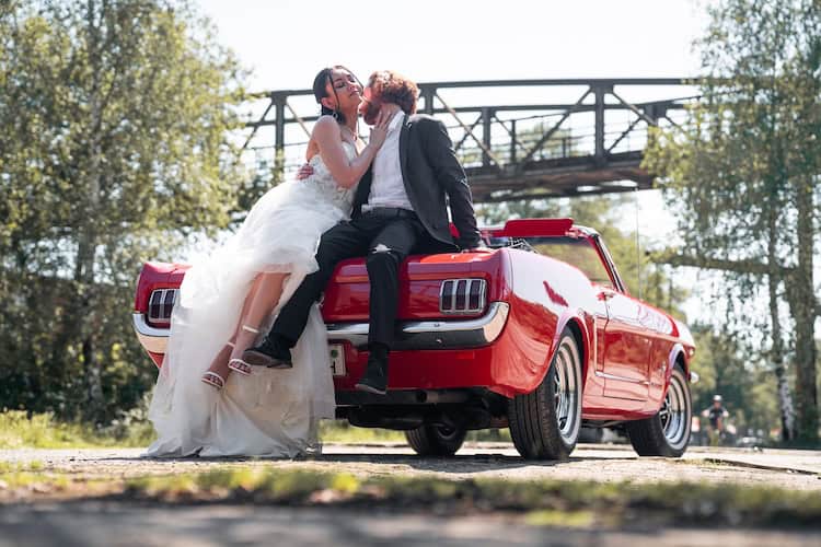 picture wedding from Ford Mustang Classic car in Düsseldorf