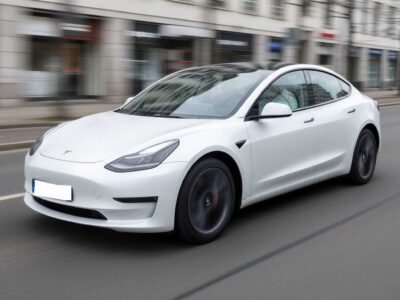 Rent a Tesla Model 3 Long Range in Leipzig hero