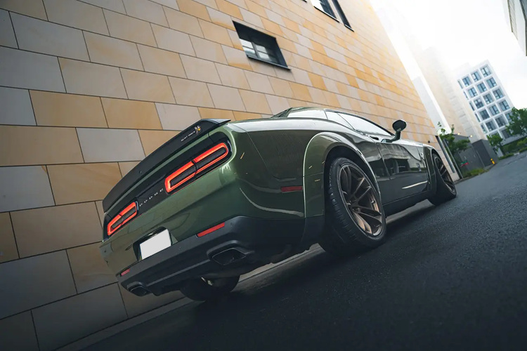 Rear view details DODGE CHALLENGER SHAKER in Frankfurt