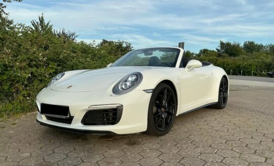Rent a Porsche 911 Convertible in Hamburg
