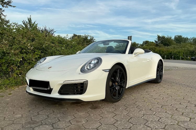 Rent a Porsche 911 Convertible in Hamburg