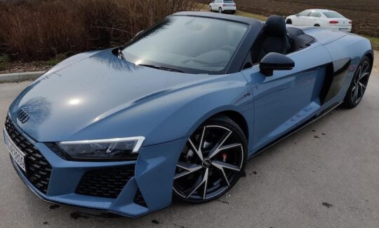 Rent an Audi R8 V10 Spyder in Hamburg